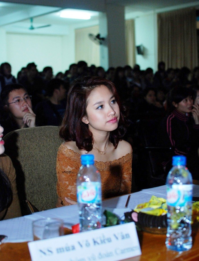 Thanh Vân làm giám khảo vòng bán kết cuộc thi Nét đẹp nữ sinh Ngoại giao.